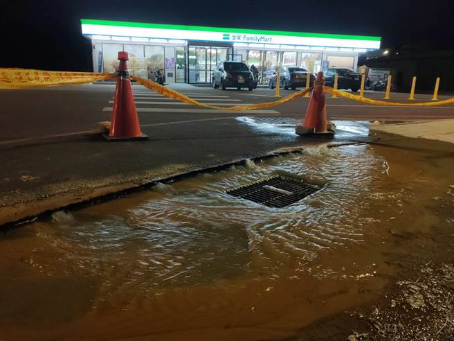 金门久旱不雨，水情持续吃紧，金湖镇太湖路一带1条10吋水管爆裂，自下午4时以后溢流路面，不断大量漫淹入沟。（民眾提供）