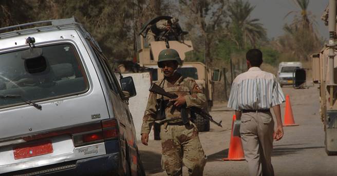 是否要持续撤军阿富汗与伊拉克，将影响美国反恐战略。伊拉克是否有能力维持秩序，成为反恐关键。图为伊拉克军人于街道巡逻。(图/DVIDS)