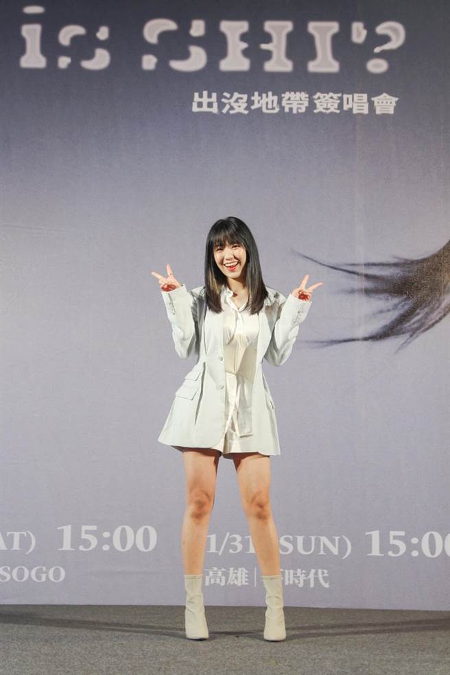 孙盛希昨忍耐低温，穿短裤出席《Where is SHI? 出没地带》签票会。（滚石唱片提供）