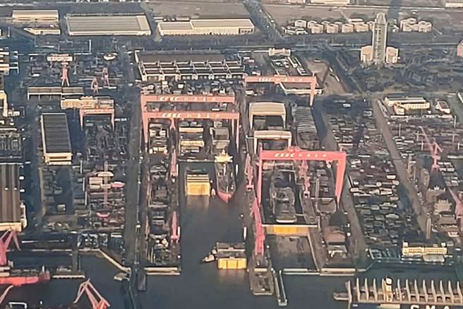 陆003型航母在江南造船厂建造，近日被拍到航母机库分段已接近完成。（图／微博）