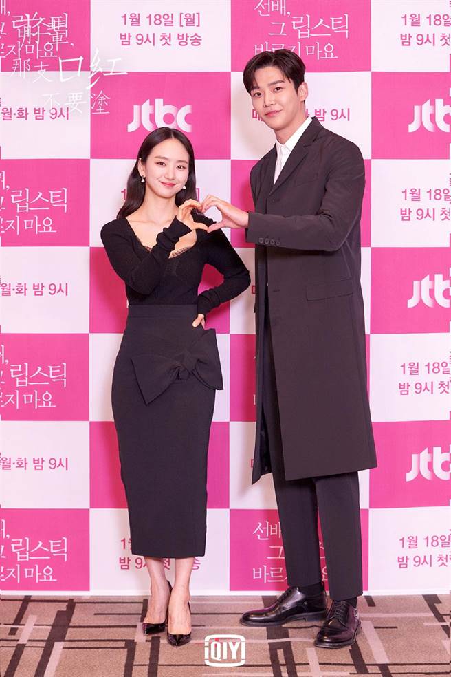 元真儿（左起）和路云有近30公分的身高差。（爱奇艺国际站提供）