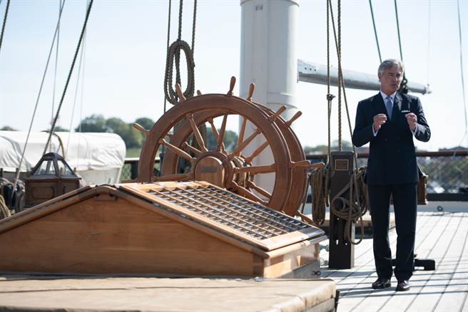 美國海軍部長肯尼斯·布雷斯威特，在風帆戰艦上發表星座級的取名。(圖/美國海軍)