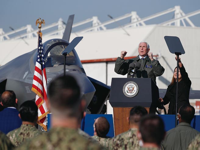 彭斯身穿海军飞行员夹克，访问加州勒莫尔海军航空站（Naval Air Station Lemoore），并发表长约20分钟的演说。（美联社）