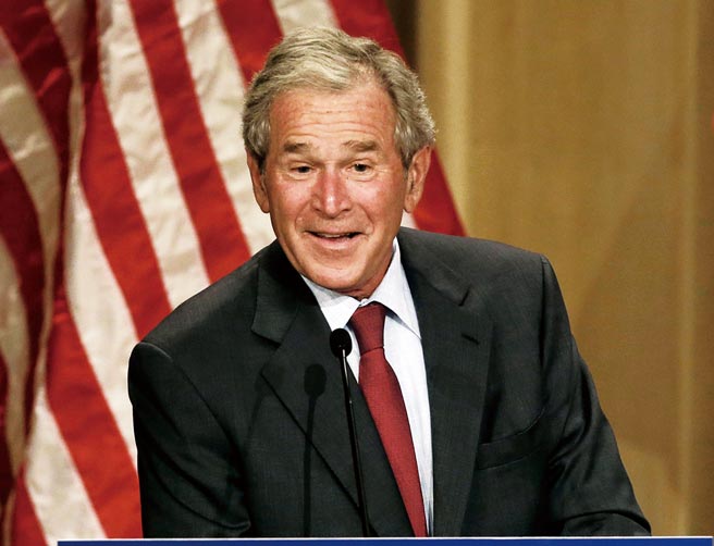 一位扁政府國安人士透露，2001年，小布希總統宣布軍售我8艘潛艦，其間過程曲折，而蔡英文當年也是赴美爭取美國售我潛艦的小組成員。（美聯社）