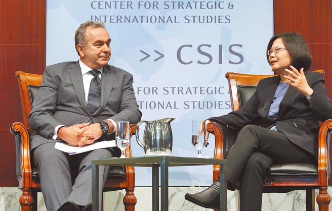 美國總統當選人拜登上任後，將出任美國白宮印太事務協調官的坎貝爾（左）。（本報資料照片）