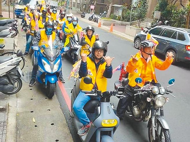 罷王總部執行長邱仁德（前中）帶隊謝票。（罷王團隊提供／黃婉婷桃園傳真）