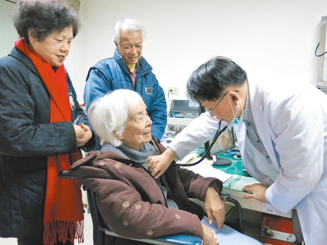 天主教中華聖母基金會執行長黎世宏指出，2017年調查2000多個服務對象，幾乎每2案即有1案為老老照顧。圖非當事人。（本報資料照片）