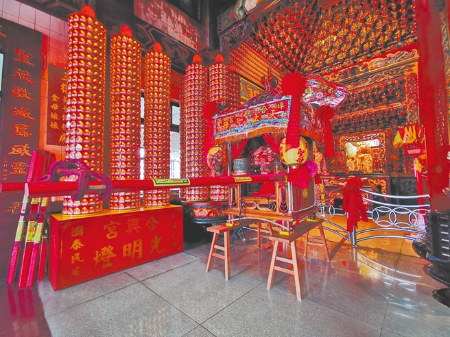 民眾只需核对后转帐扣款，寄回回函或是上网填资料，就可轻松点燃生命之灯。（本报资料照片）