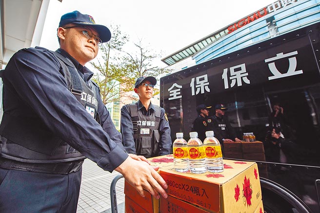 保全业每日运送现金量高达20至40亿元，金库也比一般银行大，聚财能量不言可喻，发送的发财水同样一瓶难求。（立保提供）