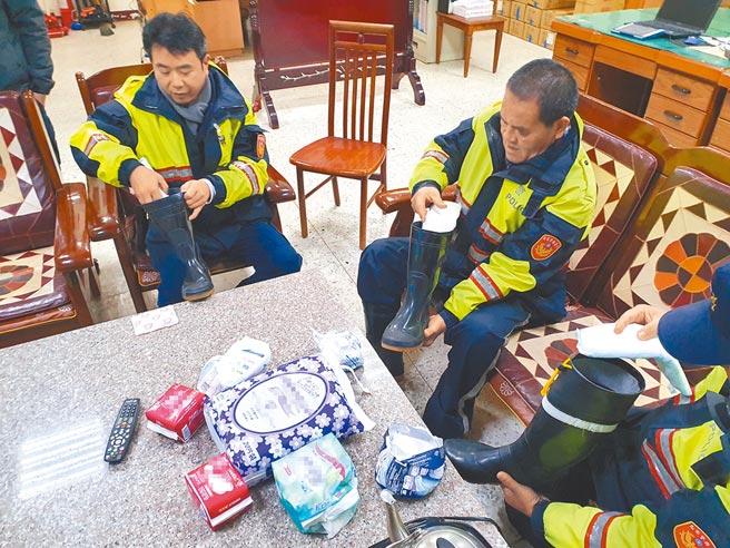 花蓮縣新城分局合歡派出所員警將女性私密好友「衛生棉」夾墊在毛襪與雨鞋底層中，不僅保暖，也可阻擋腳踏冰雪傳來的陣陣冰冷，瞬間成為高山「暖警」神物。（新城警分局提供）