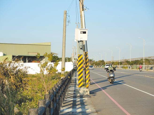 去年8月才新设延平路2段的固定测速杆，迅速跃升年度测速王，开出3609张罚单。（邱立雅摄）