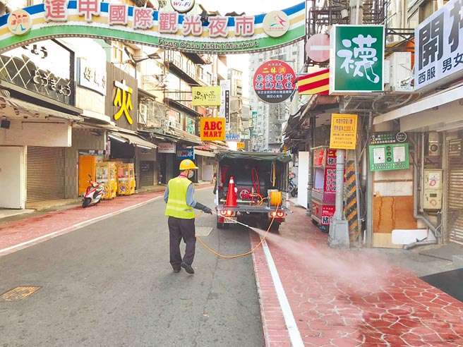 台中市环保局清洁人员针对商圈等人潮聚集热点，加强消毒以防范疫情。（台中市环保局提供／林欣仪台中传真）