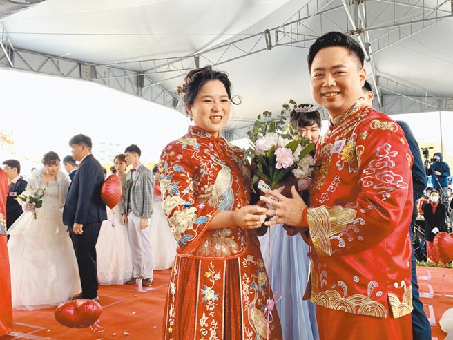 南部科学园区迈入第25个年头，17日举办园庆暨集团婚礼，现场共有21对新人互许终生，幸福洋溢。（李宜杰摄）