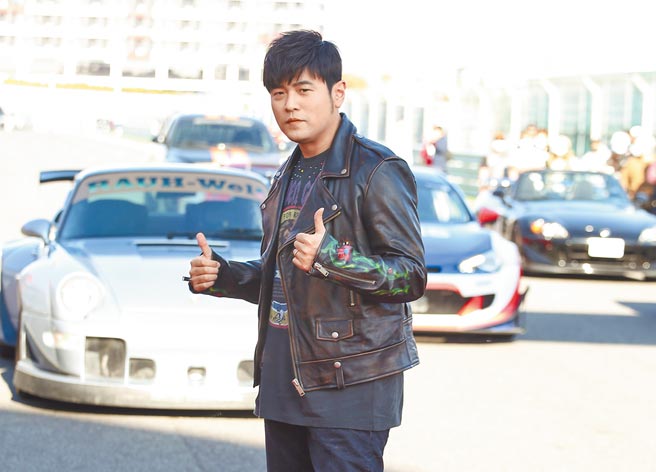 周杰伦爱相随，陪伴老婆昆凌到高雄跑映后活动。（资料照片）