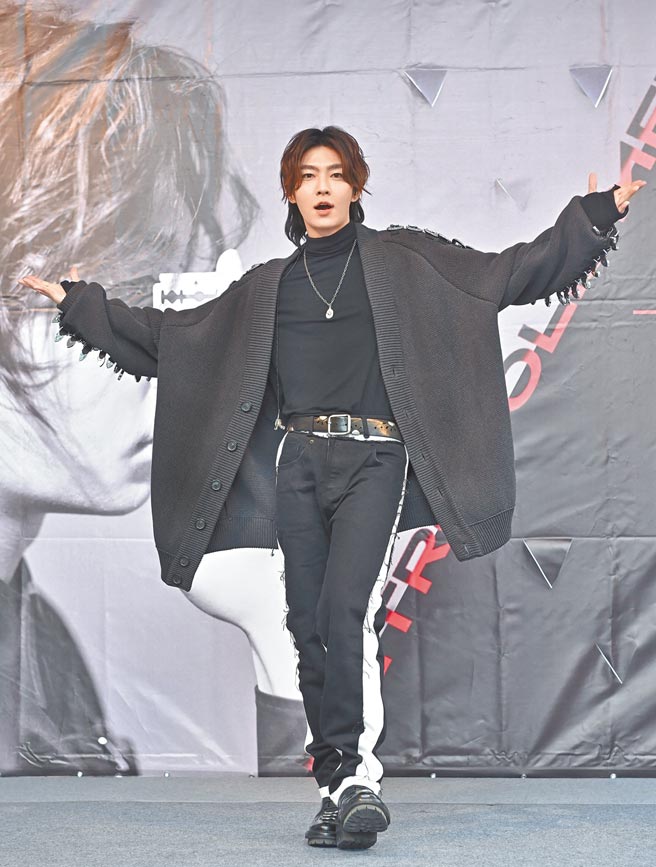 炎亚纶昨办《摩登原始人》签唱会。（卢祎祺摄）