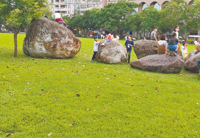 石頭庭院 藝文副刊 中國時報