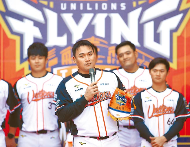 统一狮队17日举行开训典礼，42岁老大哥高国庆（前中）喊出今年目标，要拚尽全力帮助球队迈向总冠军。（资料照，中央社）