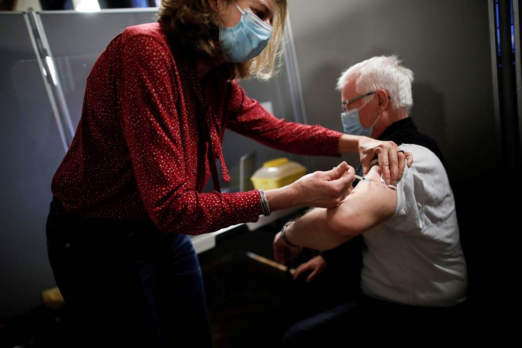 挪威爆33老人接种辉瑞疫苗后丧命 官方：与疫苗无关。图/路透(photo:ChinaTimes)