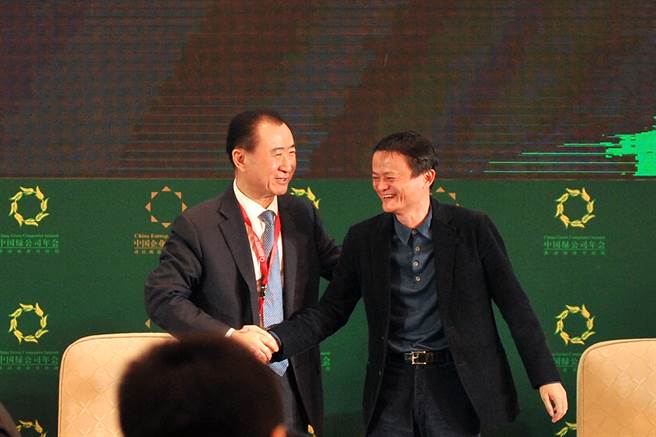 2015年在辽寧省渖阳市王健林与马云握手交谈，当年马云超越王健林成为新的中国首富。王健林在回答媒体有关「首富被马云抢走」的提问时，他对着马云说，「我们两个怎么抢（首富）呢，其实我们是好朋友」。（图／中新社）