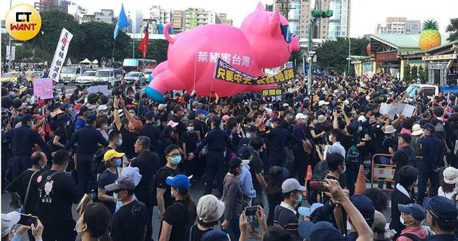 莱猪进口、中天电视台被关闭，在民间形成一股反政府力量。图为民眾参与「秋斗」大游行。（图／黄鹏杰摄）