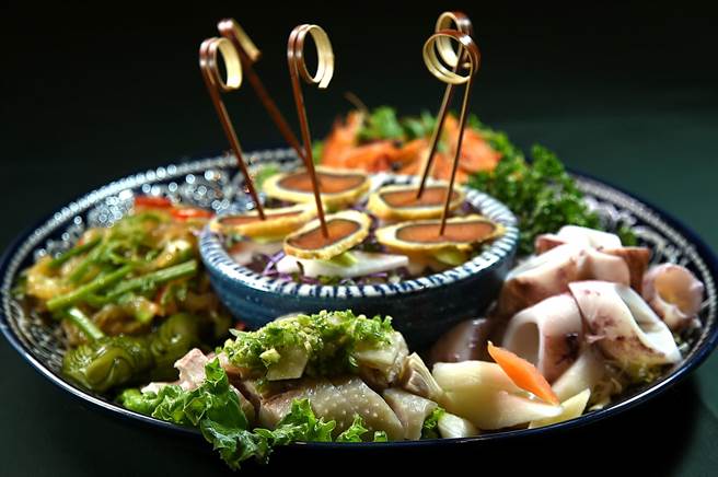 欣叶集团新品牌〈欣叶俱乐部〉菜单上有「冷」、「炸」与「滷」等3大类拼盘可以选择，其中〈冷拼盘〉中有孔雀乌鱼子、绍兴醉虾、五味小卷，以及白切鸡腿与海蜇皮。（图／姚舜）