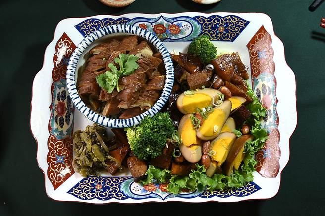 〈欣叶俱乐部〉菜单上的〈滷拼盘〉，内容有滷黑豆干、甜不辣、鸭蛋，并可以拼滷肉、滷猪脚或是滷大肠。（图／姚舜）