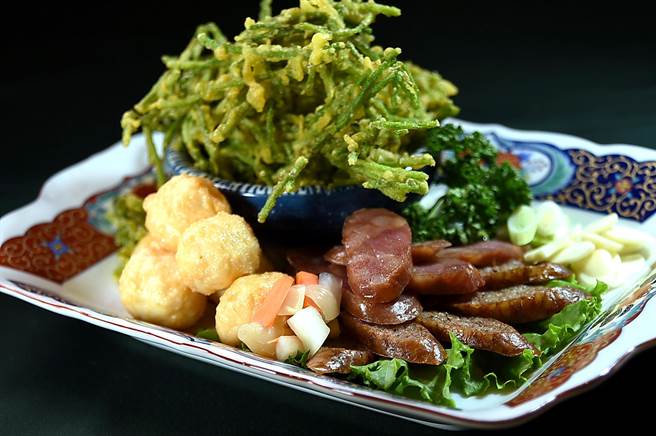 〈欣叶俱乐部〉的〈炸三拼盘∕450元〉，内有台酒绍兴香肠搭配欣叶糯米香肠、炸水莲与花枝丸。（图／姚舜）