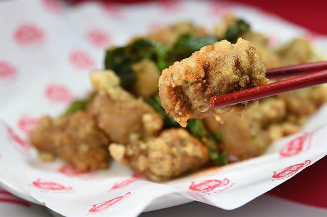 瞄准年轻人为主要客源的〈欣叶俱乐部〉与师大商圈〈师园盐酥鸡〉跨界合作，菜单上提供人气盐酥鸡。（图／姚舜）