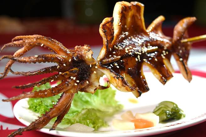 〈欣叶俱乐部〉的〈烤鱿鱼〉，是选肉质肥厚的新鲜鱿鱼刷上特调烤鸡酱烤制，最后还会洒上白芝麻。（图／姚舜）