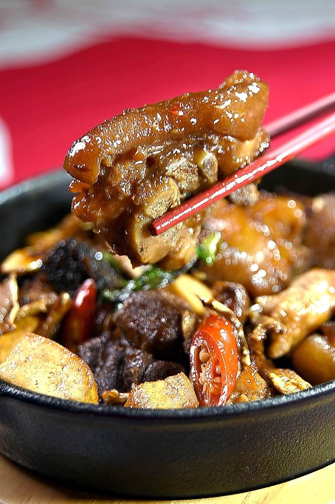 〈欣叶俱乐部〉菜单上的〈三杯俱乐部〉，内有三杯猪脚、鸡腿肉与臭豆腐和米血。（图／姚舜）