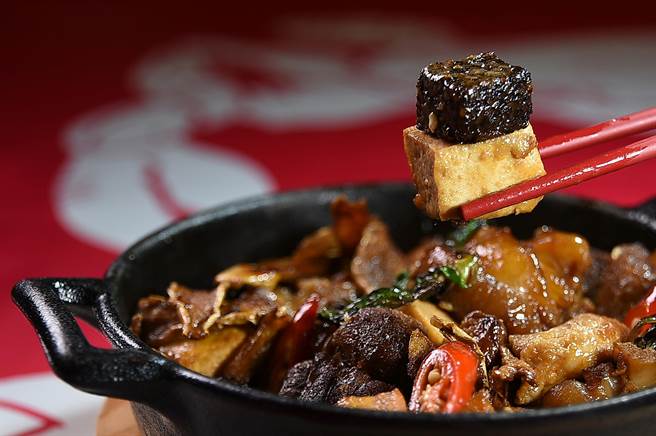 以「三杯」的作法料理臭豆腐和米血，搭配三杯猪脚和三杯鸡腿肉，〈欣叶俱乐部〉菜单上的〈三杯俱乐部〉内容很丰富。（图／姚舜）