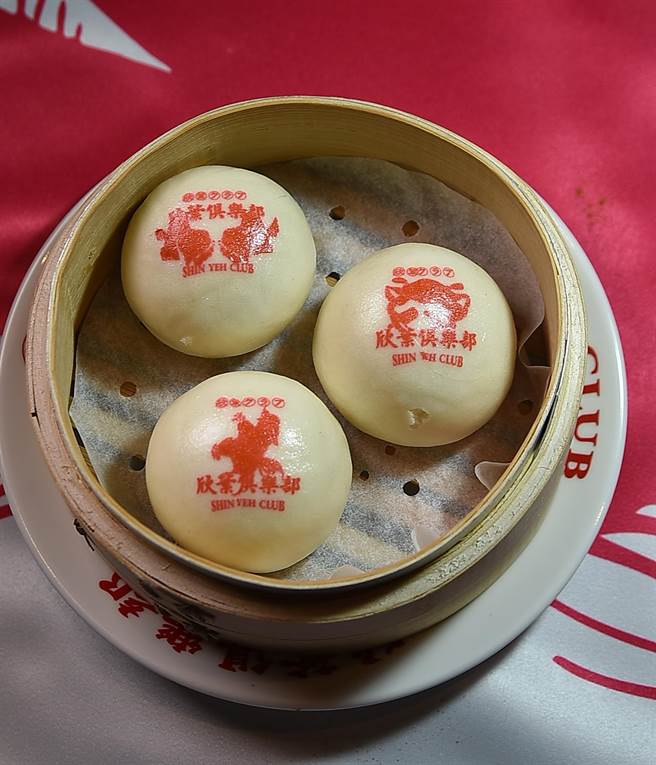 在〈欣叶俱乐部〉可以吃到〈黄金流沙包〉，一笼3个135元。（图／姚舜）