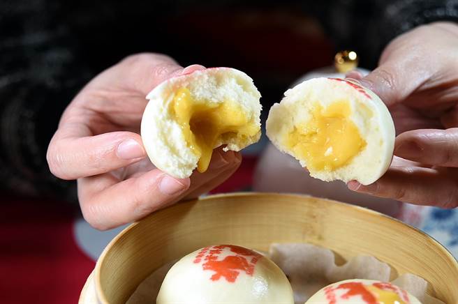 〈欣叶俱乐部〉的〈黄金流沙包〉，内馅是以咸蛋黄拌入奶油及奶水做成，撕开会爆浆。（图／姚舜）