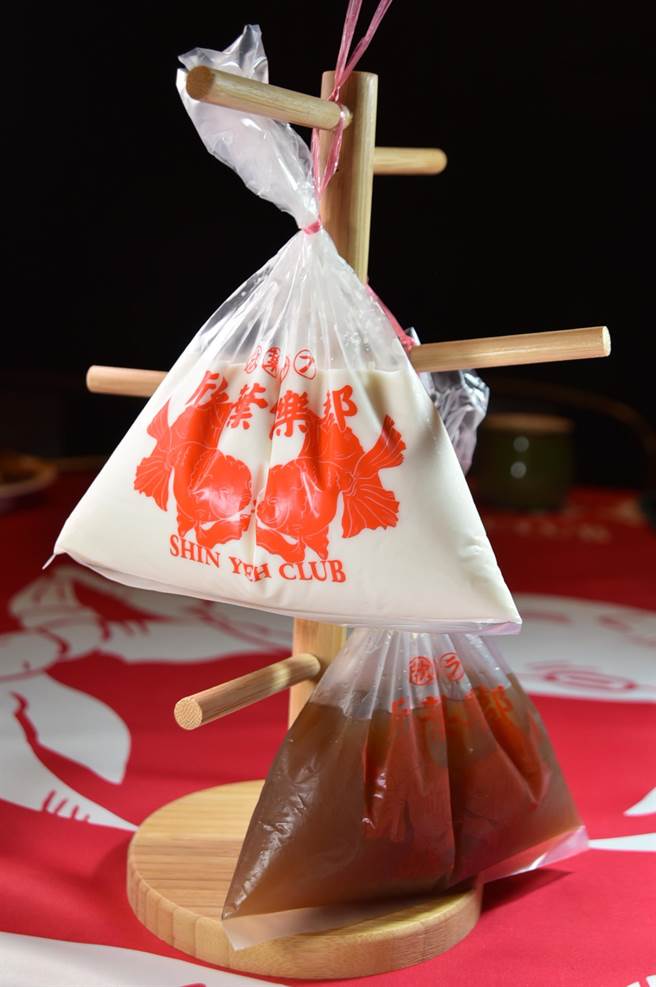 用塑胶袋盛装〈杏仁茶〉和〈冬瓜柠檬〉，〈欣叶俱乐部〉带食客重温儿时记忆。（图／姚舜）