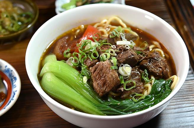 〈欣叶俱乐部〉中午主攻Semi-Buffet，食客可先点诸如〈牛肉麵〉、〈麻婆豆腐鸡丁〉等主餐，再取用自助餐台上的菜品。（图／姚舜）