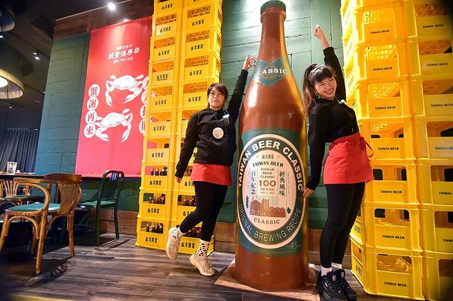 为体现正宗「台味」，欣叶集团与台湾菸酒埔里酒厂合作，在〈欣叶俱乐部〉餐厅内有很 多台酒意象与元素。（图／姚舜）