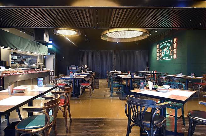 位在微风南山atre百货4楼的〈欣叶俱乐部〉，占地近130坪、有102个客席座位。（图／姚舜）