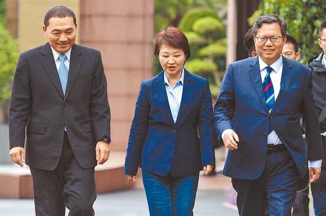 新北市长侯友宜（左起）、台中市长卢秀燕和桃园市长郑文灿日前出席行政院会，3人会后一起走出行政院。（本报资料照片）