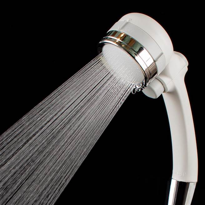 PChome 24h購物的takagi自由切換除氯蓮蓬頭，原價4390元，31日前特價1890元。（PChome 24h購物提供）