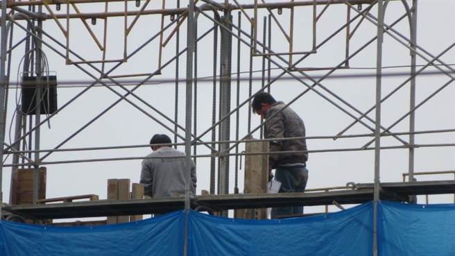 北市劳动局18日检查台北大巨蛋发现作业中的劳工未正确戴用安全帽。（北市劳动局提供／游念育台北传真）