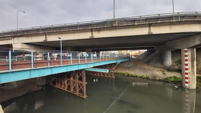 工務局前期作業先於原萬代橋南側搭設鋼便橋替代道路，預計2月底完成，3月中進行車輛改道作業。（台南市工務局提供／曹婷婷台南傳真）