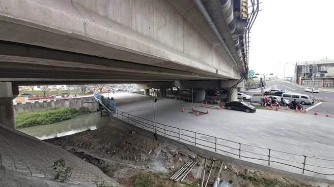 工務局前期作業先於原萬代橋南側搭設鋼便橋替代道路，預計2月底完成，3月中進行車輛改道作業。（台南市工務局提供／曹婷婷台南傳真）