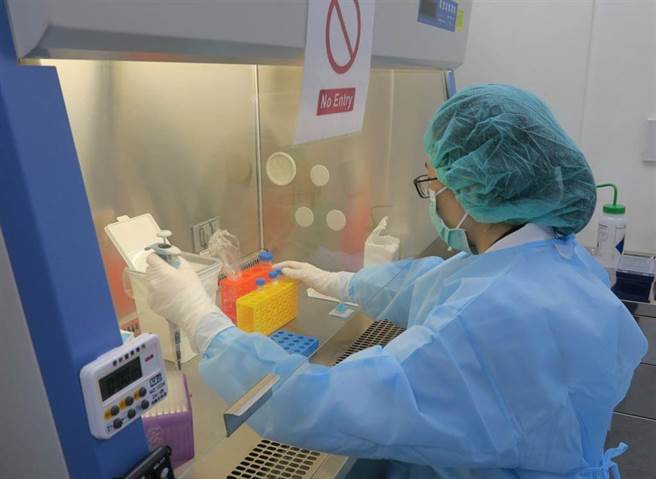 有外科医师发文「病人摔得头破血流，难道要先筛检不是阳性才急救吗？阳性就不用急救吗？」图为新冠肺炎筛检站与当事人无关。（资料照/吴敏菁摄）