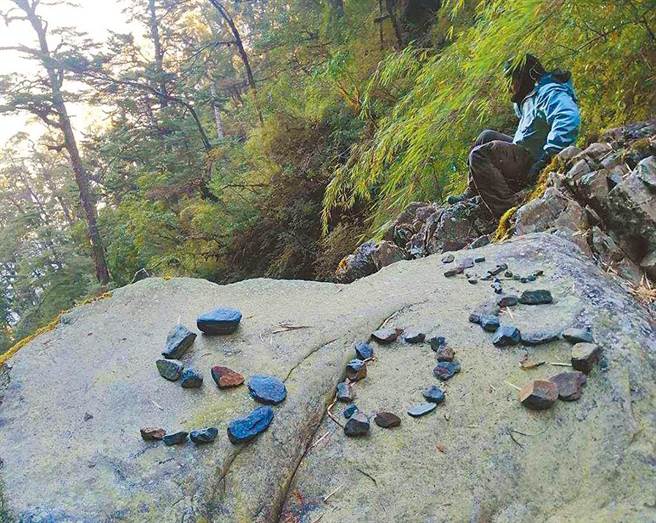 搜救人员在元旦及翌日先后在登仙溪河谷，发现陈男以石头排成的「SOS」求救信号，一旁还加注名字，让搜救人员大感振奋，希望尽速找到人。(中时资料库)