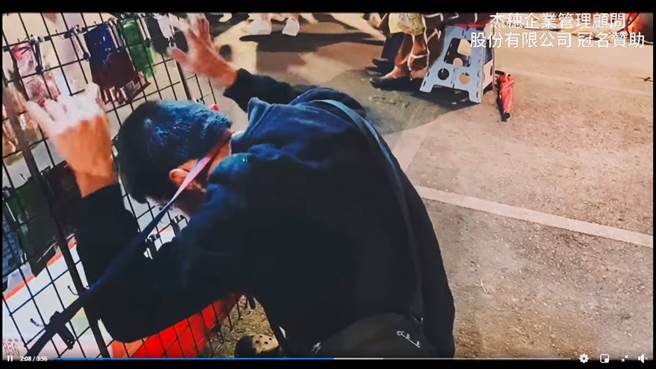 男罹癌扛40公斤铁架叫卖，咬牙在寒风中站6小时赚钱，只为了给父母赚钱看病。（图／脸书粉专「光线」提供）