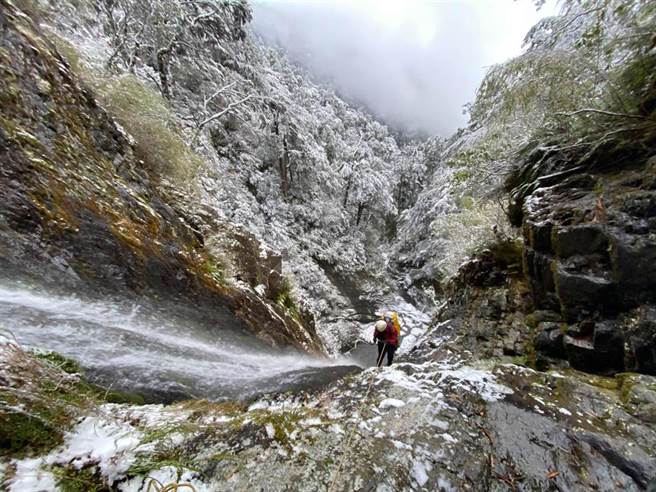 6名溪降高手垂降登仙溪，画面十分壮观。（台中市消防局提供／陈淑娥台中传真）