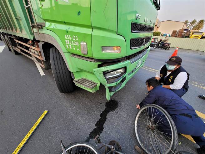 台南安定区18日下午发生一起死亡车祸，一名77岁的老妇人骑乘单车时，不幸遭大货车辗毙。（读者提供／李宜杰台南传真）