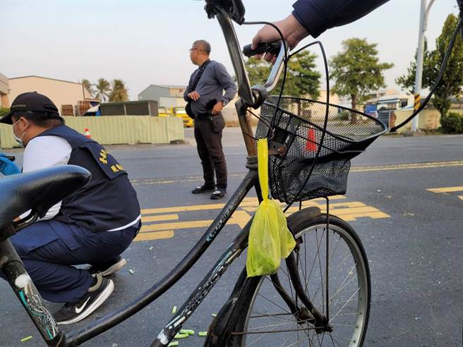 老妇人的单车已严重变形。（读者提供／李宜杰台南传真）