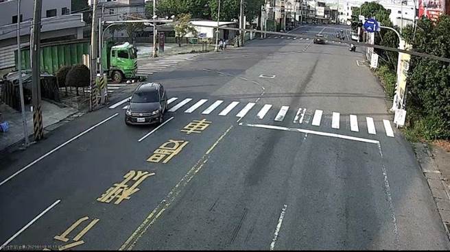 台南安定区18日下午发生一起死亡车祸，一名77岁的老妇人骑乘单车时，不幸遭大货车辗毙。（读者提供／李宜杰台南传真）