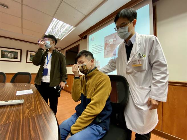 陳先生提起過去深受肌張力不全症狀困擾，忍不住落淚，主治醫師陳盈發（右）趕緊在一旁默默安慰。（林宏聰攝）